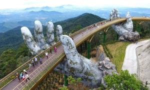 異想天開，這座人行橋擁有一雙上帝之手