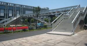 大型鋁合金桁架雙拱橋的結構分析