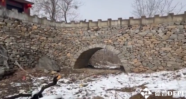 男子為妻子建了座石橋