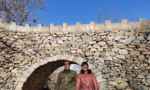 男子為妻子建了座石橋,這座人行天橋充滿了愛